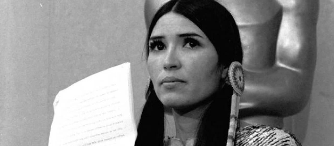 Σαχίν Λιτλφέδερ: Η τελευταία συνέντευξη της Ινδιάνας που παρέλαβε το Όσκαρ του Μάρλον Μπράντο το 1973